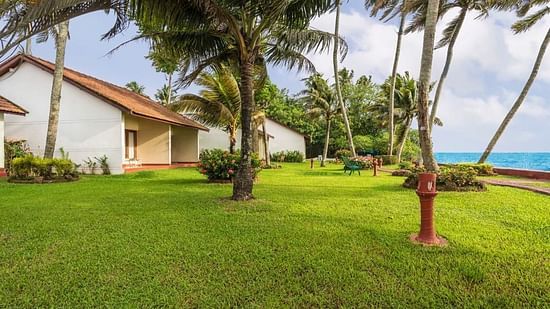 Garden in Abad Whispering Palms Resort in Kumarakom
