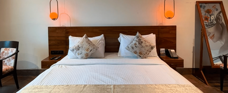 Club Executive Room, King bed beneath twin pendants