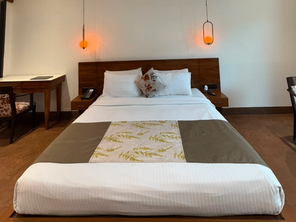 Club Premium Room, Bed beneath twin pendant lights