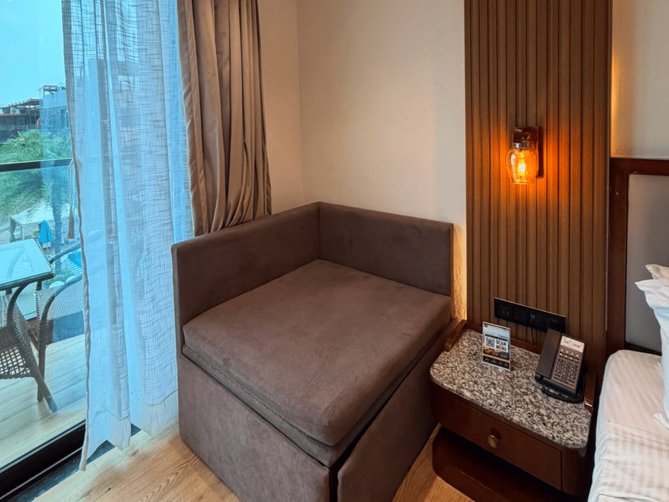 Executive Room, Day bed beside the balcony doors
