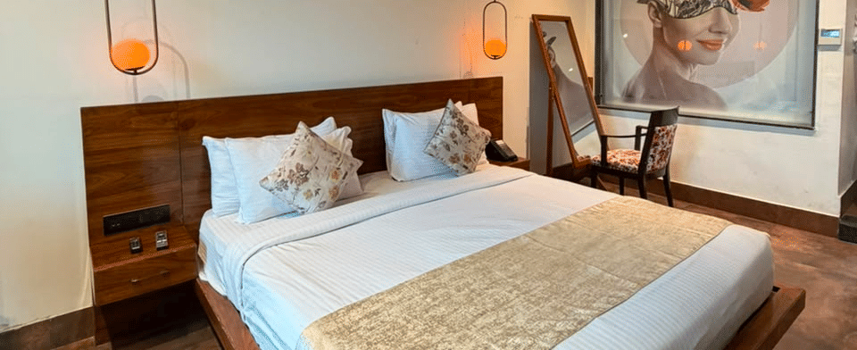 Club Executive Room, Bed with mirror and framed portrait