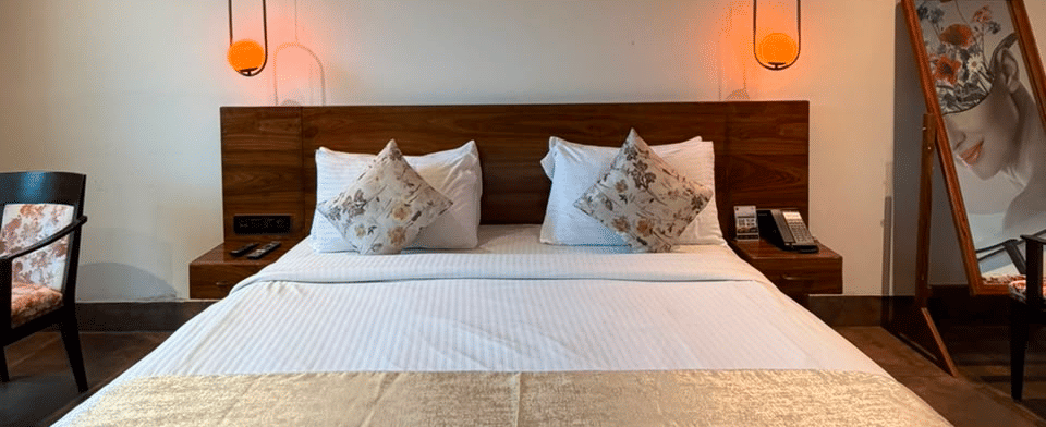 Club Executive Room with a king bed and gold runner beneath twin amber pendant lights