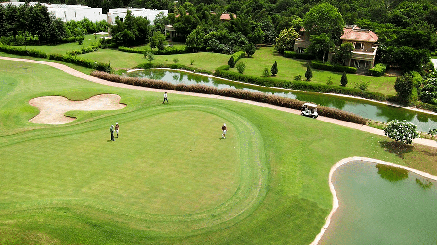 An image of a golf course at Karma Lakelands with greenery around