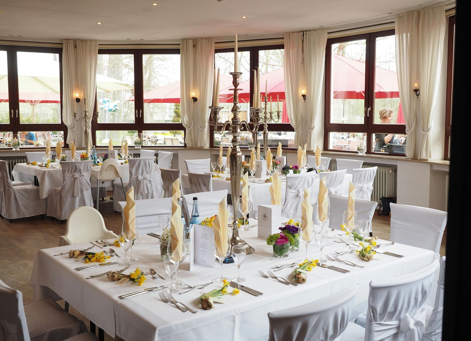 Tables and chairs kept in clusters in a hall |  Mango Hill Central, Chennai