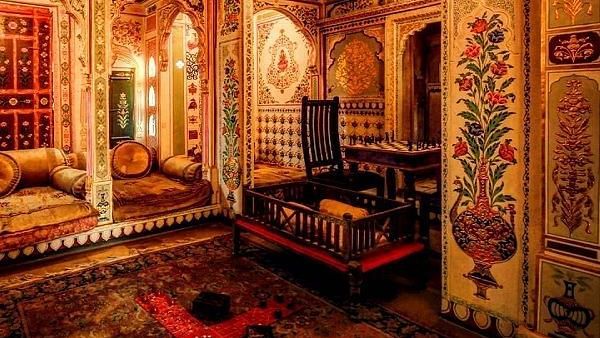 An image of the inside Patwon ki Haveli featuring intricate artistry and royal sofa sets.