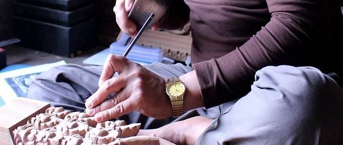 A man sculpting a sculpture