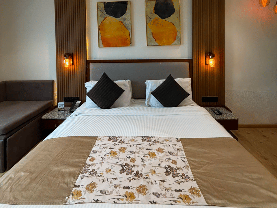 Executive Room, King bed with floral runner