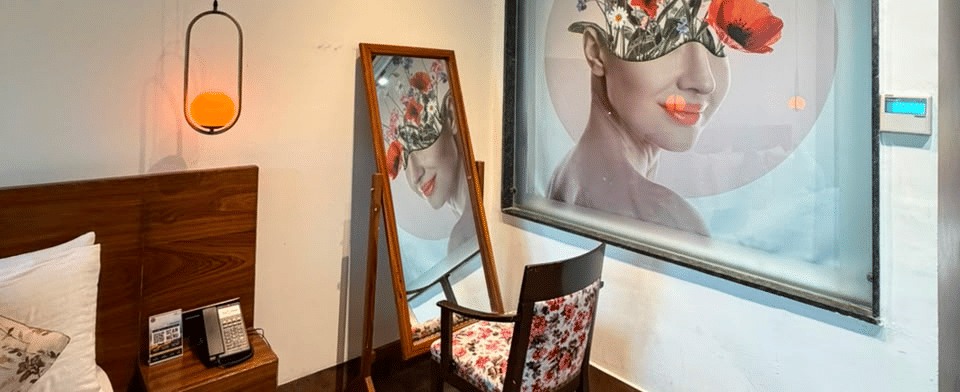 Club Executive Room, Portrait artwork beside the bed
