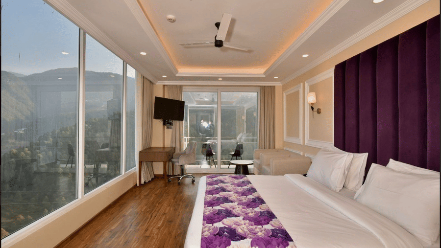 Spacious guest Rooms rooms with balcony in Dalhousie with a bedding accents and panoramic mountain views at Claret Inn, Dalhousie.