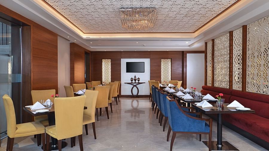 Coffee Shop at at Golden Sarovar Portico Amritsar 3