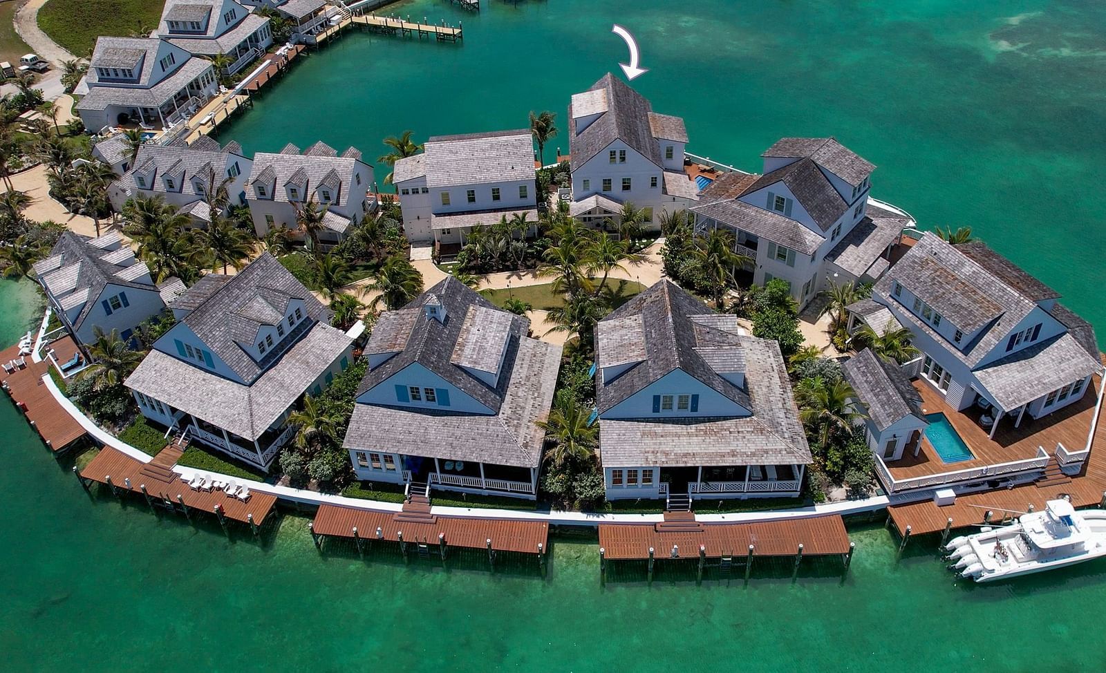 A luxurious waterfront houses with private docs on the sea and boats docked nearby at Abaco Inn.
