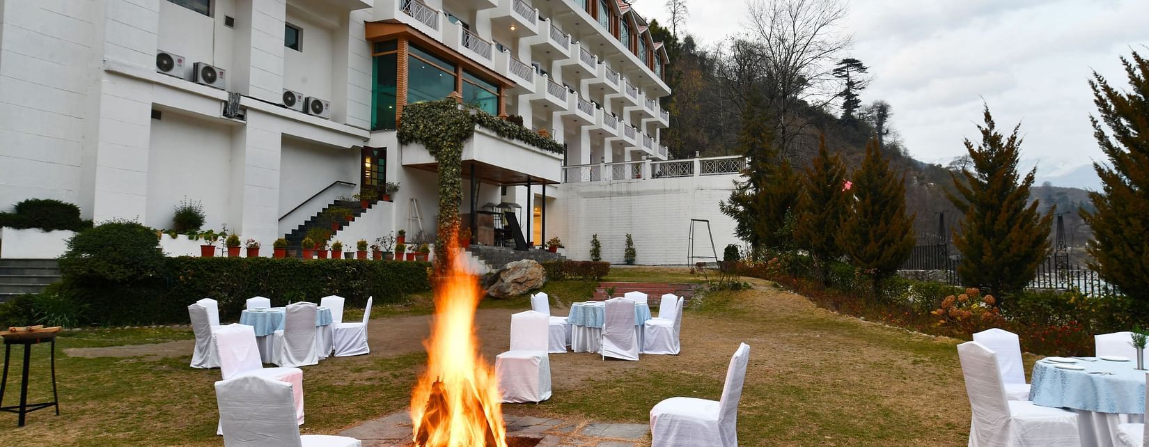 garden area with bonfire and chairs in the hotel lawn - Mastiff Grand, Manali