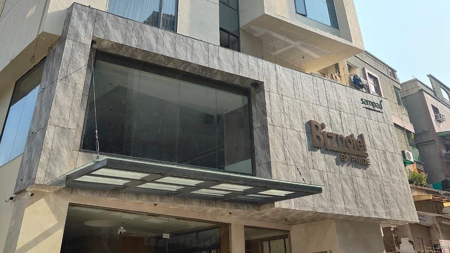 front view image of the facade of Biznotel by Pride, Motera along with the entrance