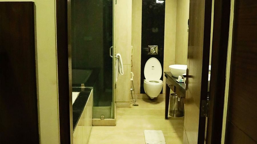 3rd-Bathroom Image - DS Clarks Inn