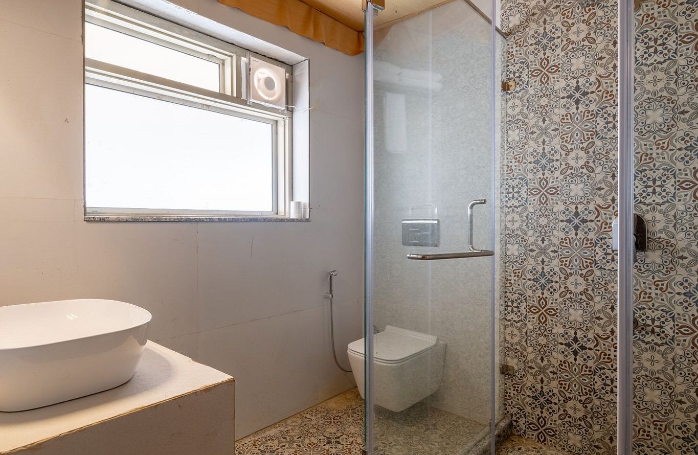 Side view of a washroom with a sink, a toilet and a separate shower cubicle at Valley by Grassfield.