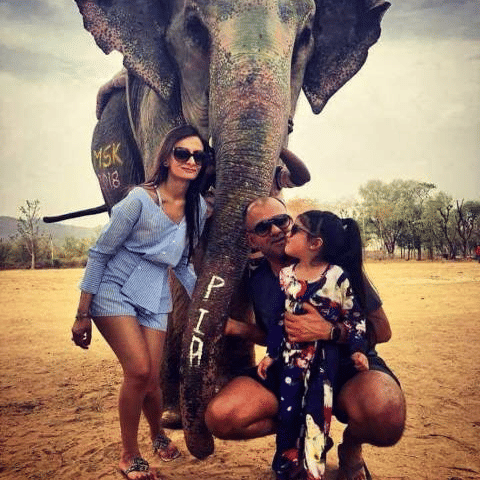 A-lovely-family-with-elephant