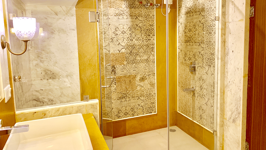 Bathroom of the Deluxe Triple room at Suryaa Villa Jaipur