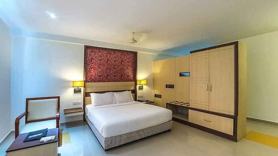 A cosy Studio Suite room with a plushy bed, wardrobe, a table at Hotel SRM Tuticorin, Hotel in Tuticorin 