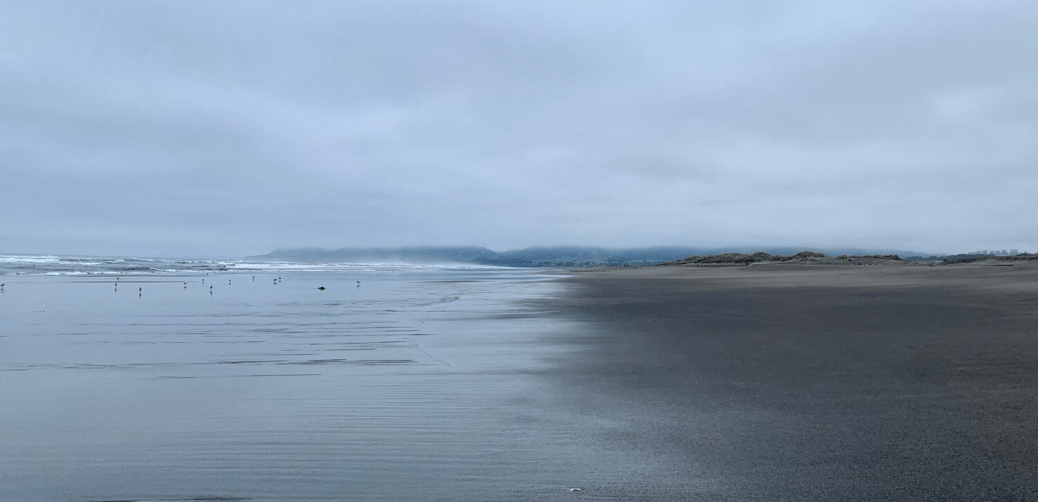 A dim lit image of the horizon of a waterbody