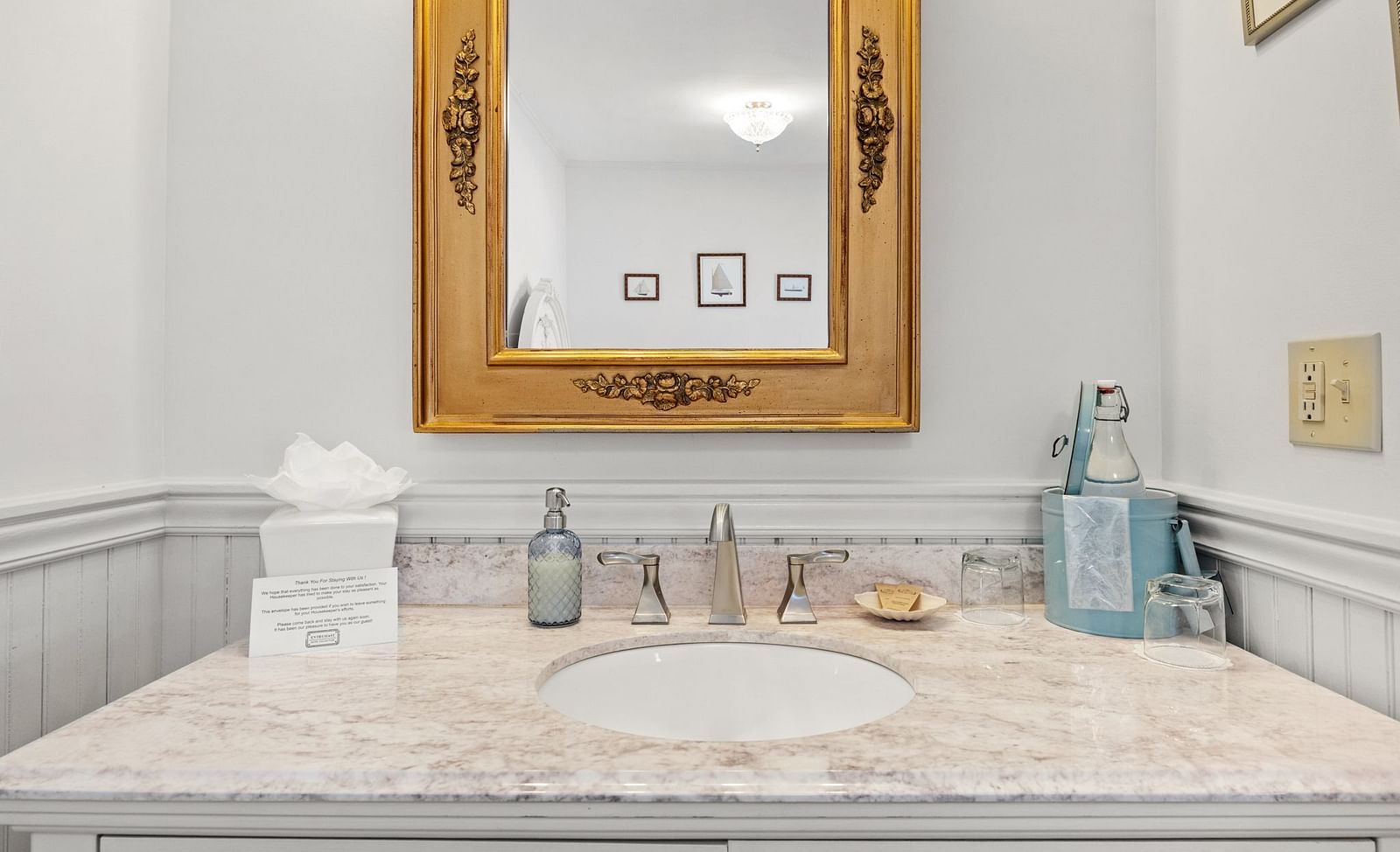 Bathroom with sink, mirror, tissue paper roll and wall lighting,at Hartstone Inn