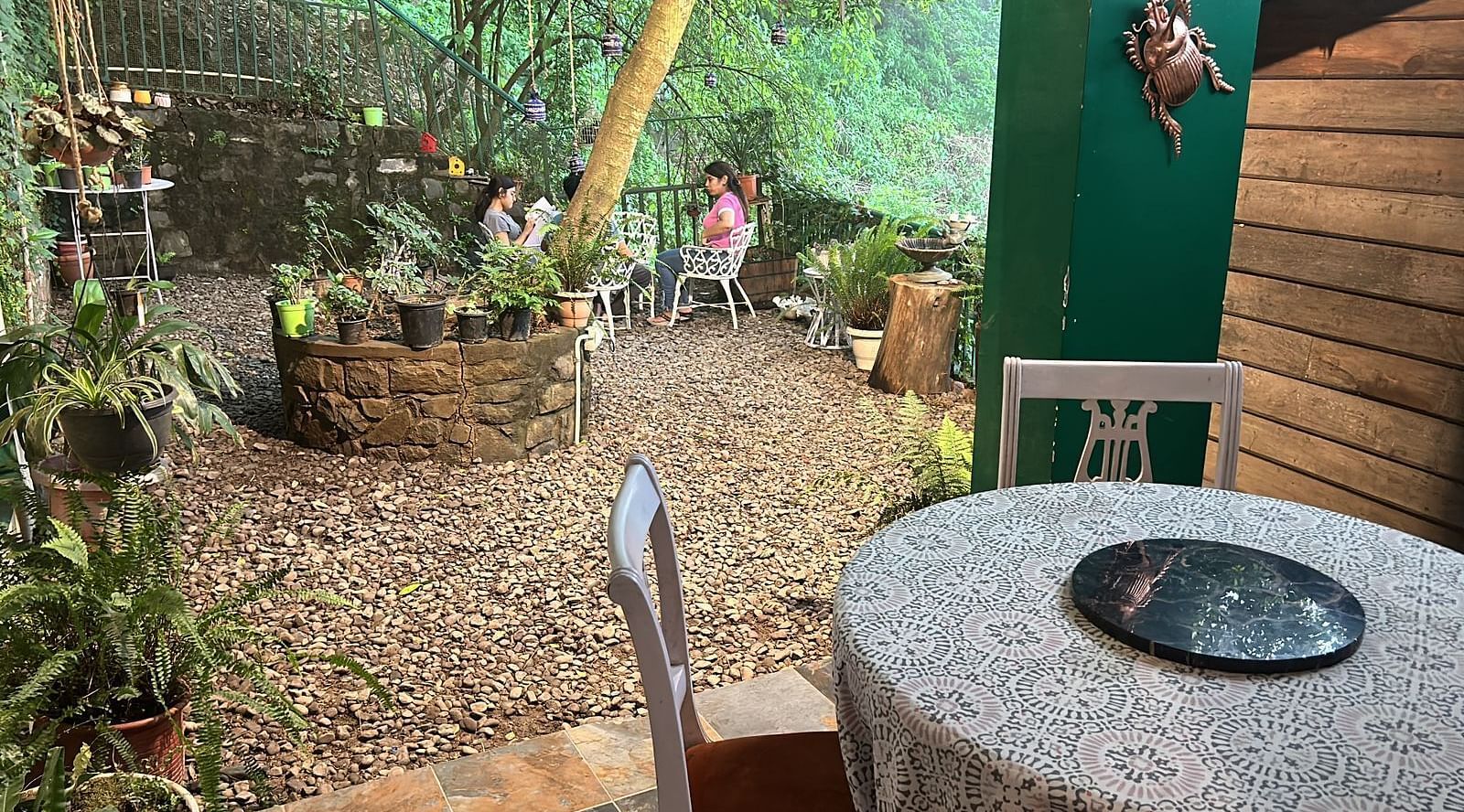 A garden area with pebbles at 2 BHK atSOUTHGATE KASAULI BY ZENQ.