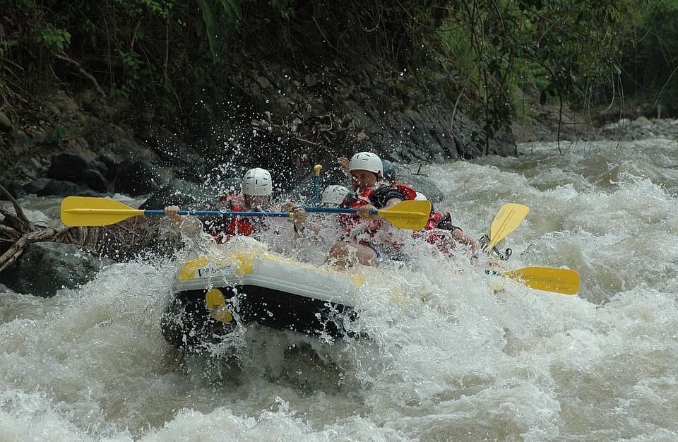 Image of a group of river rafting in rishikesh