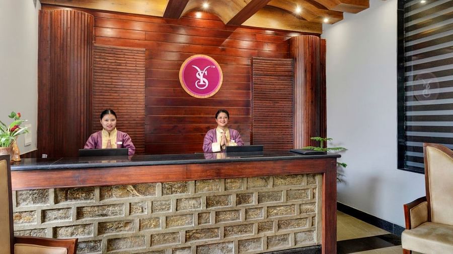 Hotel Reception with receptionists at the desk - Sumi Queensyard, Darjeeling