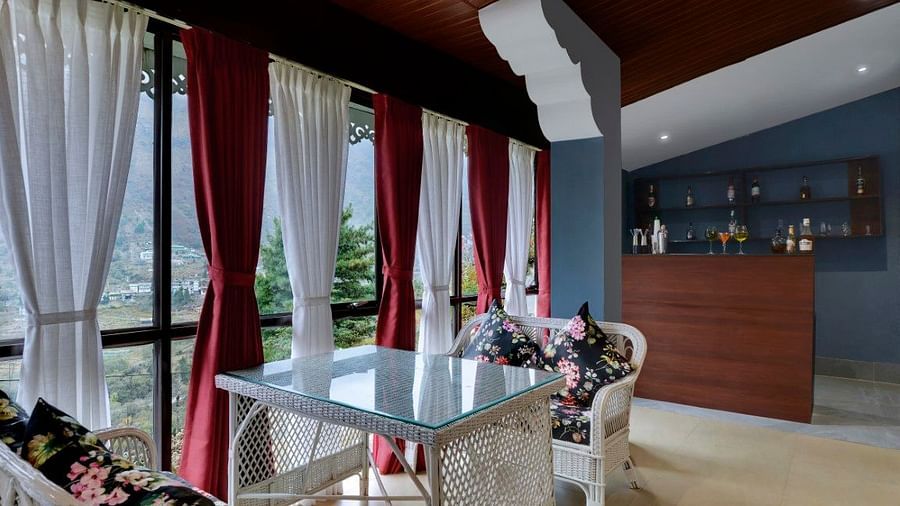 Shot of  aseating arrangement in the lobby of the resort featuring two chairs and a centre table | Yashshree