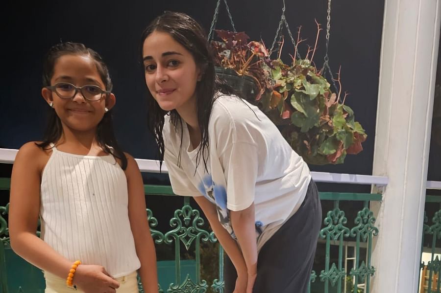 Image of  Ananya Pandey and a kid posing for a picture at shaheen bagh 