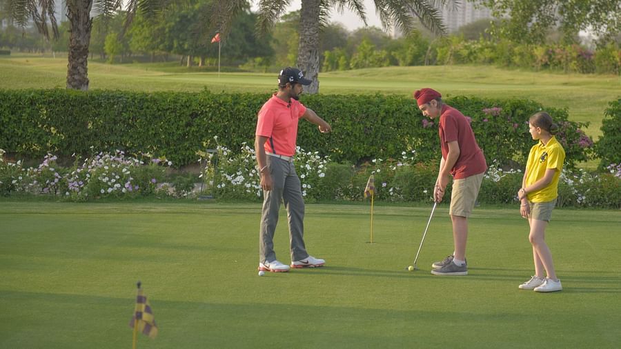 guests playing golf 098314109