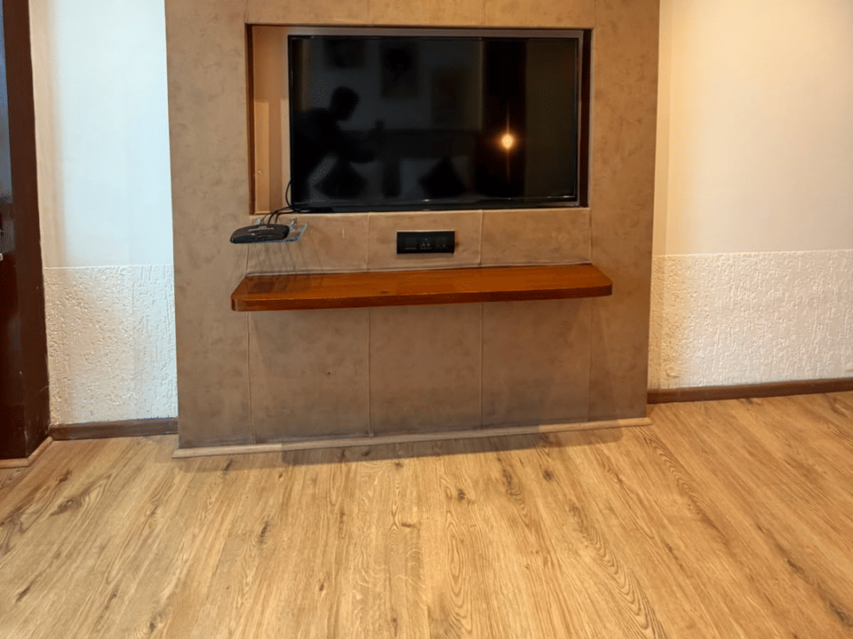 Deluxe Pool Room, Television panel in stone finish