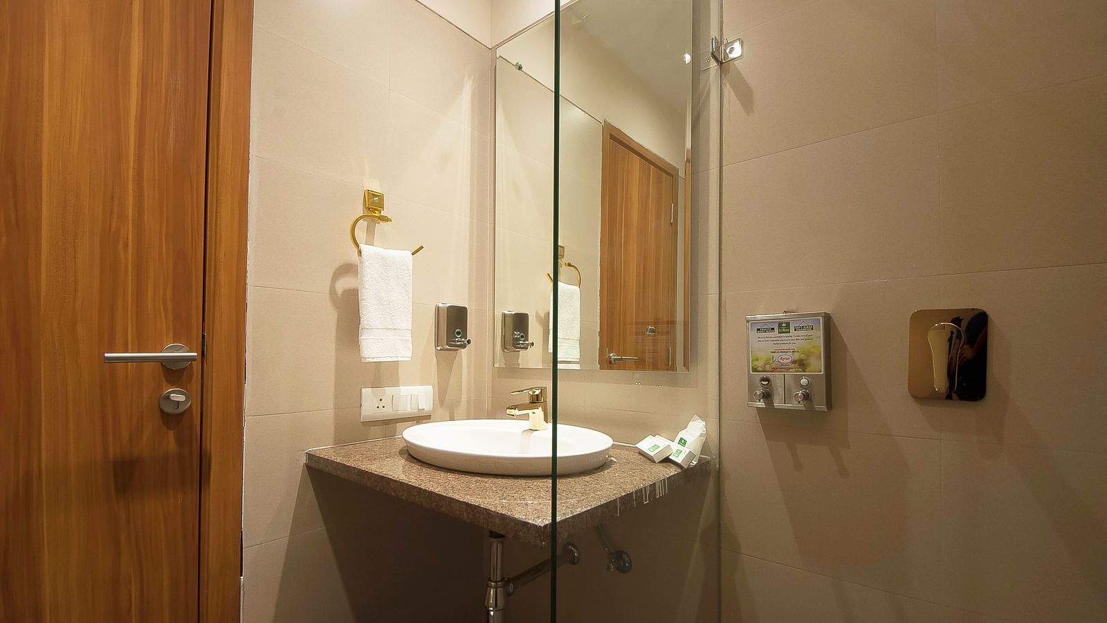 deluxe room with complimentary wifi 2