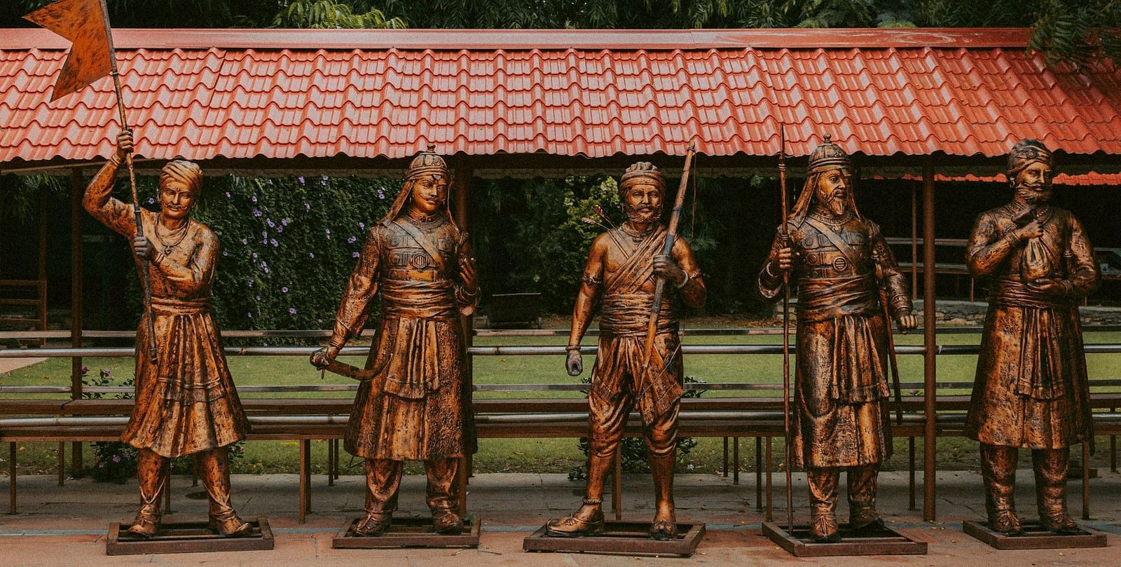 statue of soldiers in bronze
