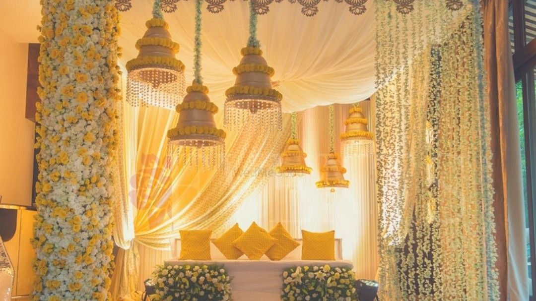 Wedding decoration with white flowers and chandeliers at Hotel Saket 27.