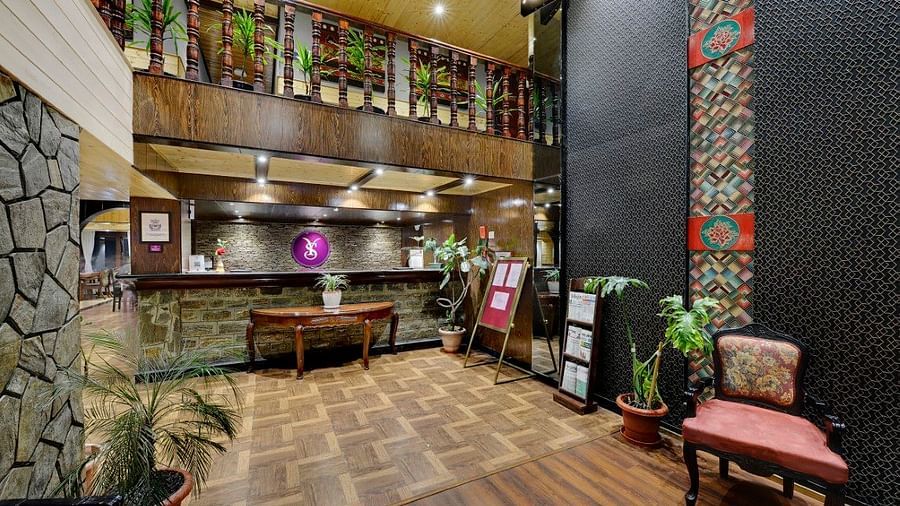 Image of the lobby at Yashshree Mall Road, Darjeeling with reception table and a balcony above.