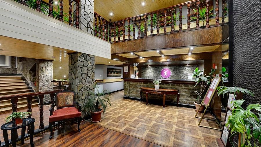Image of the reception at Yashshree Mall Road, Darjeeling with wooden roof and a reception table.
