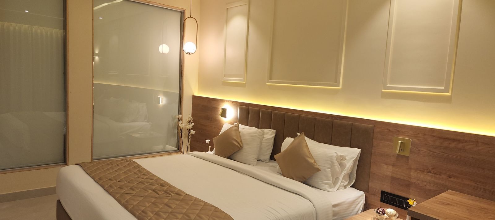 Arabica Suite with a double bed and side tables