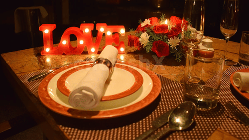 a table with dinner plates and a folded nakpin