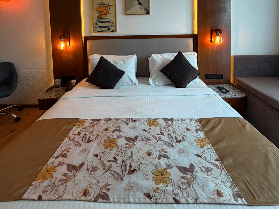 Skyline by Miraya, Deluxe Room, King bed beneath cove lighting