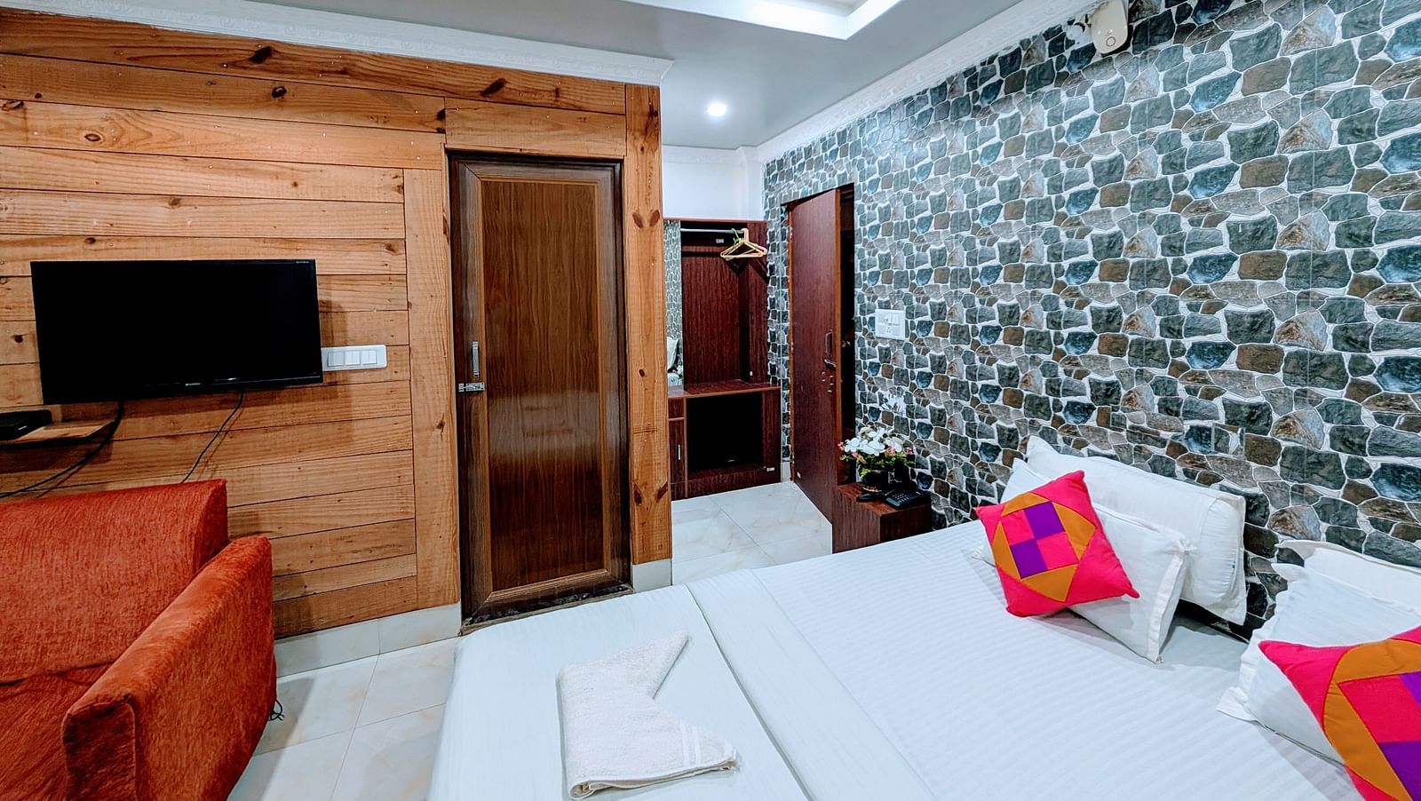 full view image of the standard room at dip holidays featuring a wall mounted tv
