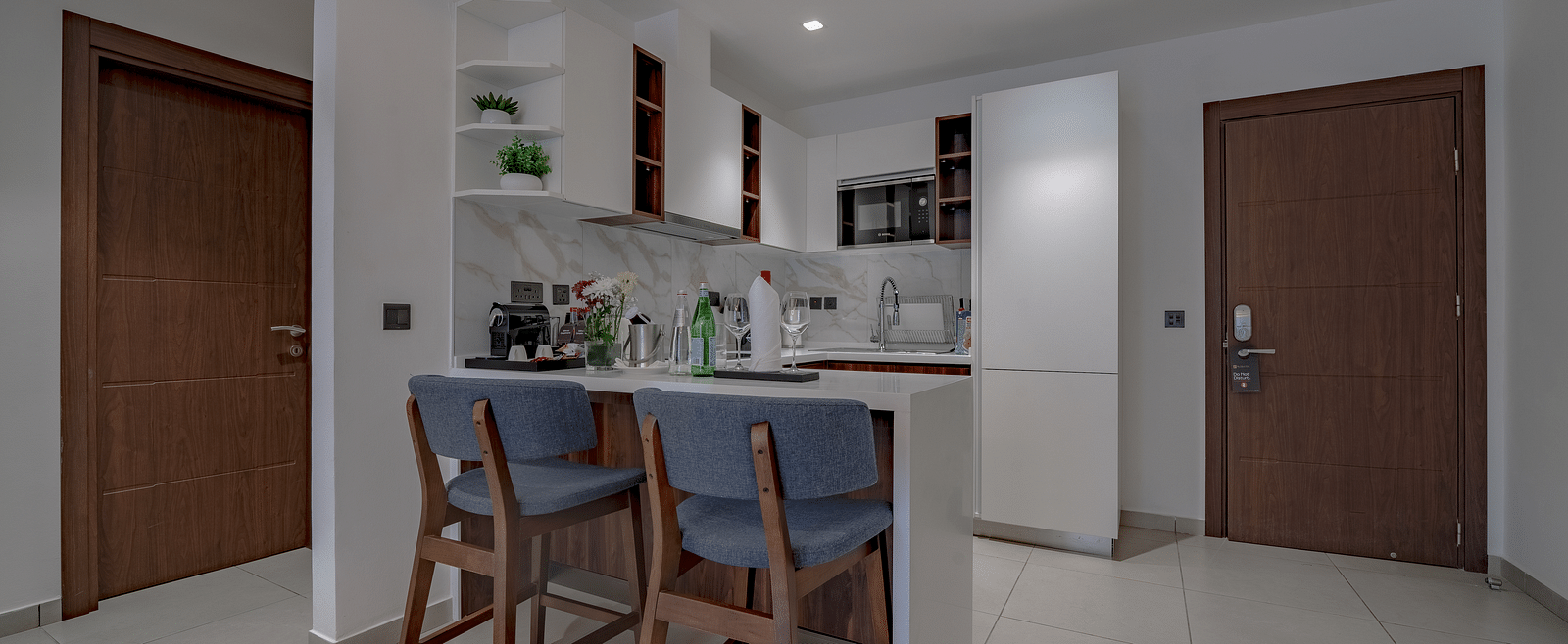 A modern and spacious Premier Suite with a fully equipped kitchen and a stylish breakfast bar. - The Pelican Hotel, Accra