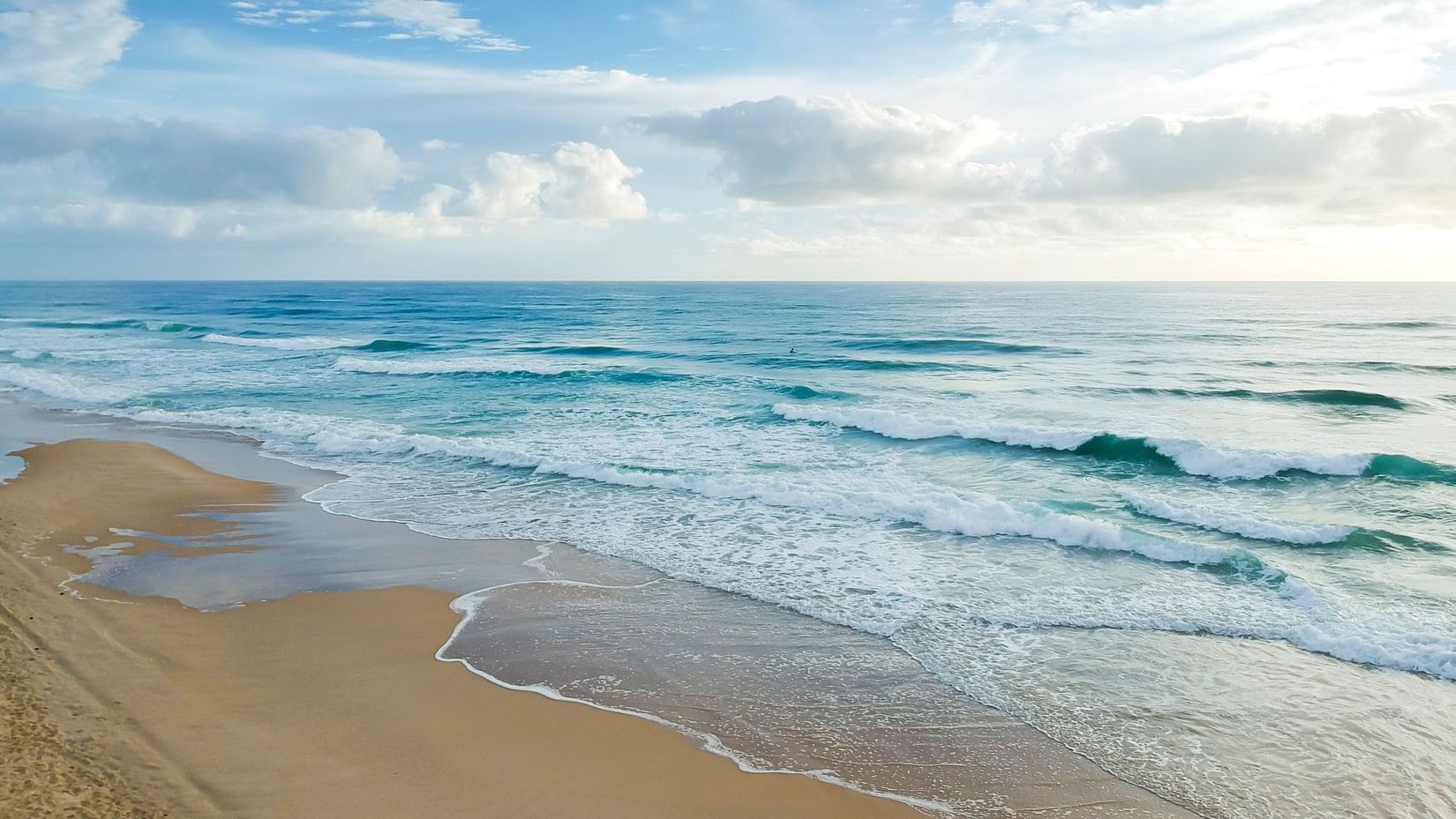 beach-under-blue-and-white-sky-1835718