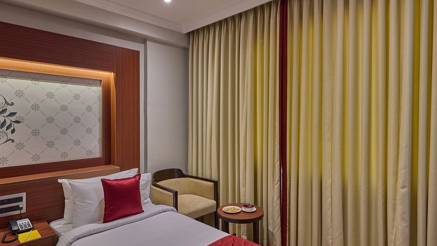 view of a single twin bed - Golden Tulip, Tirupati