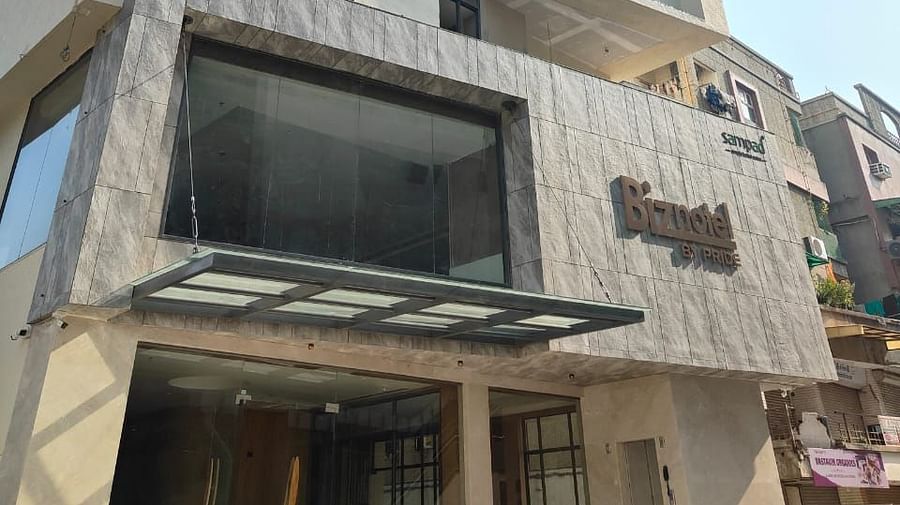 front view image of the facade of Biznotel by Pride, Motera along with the entrance