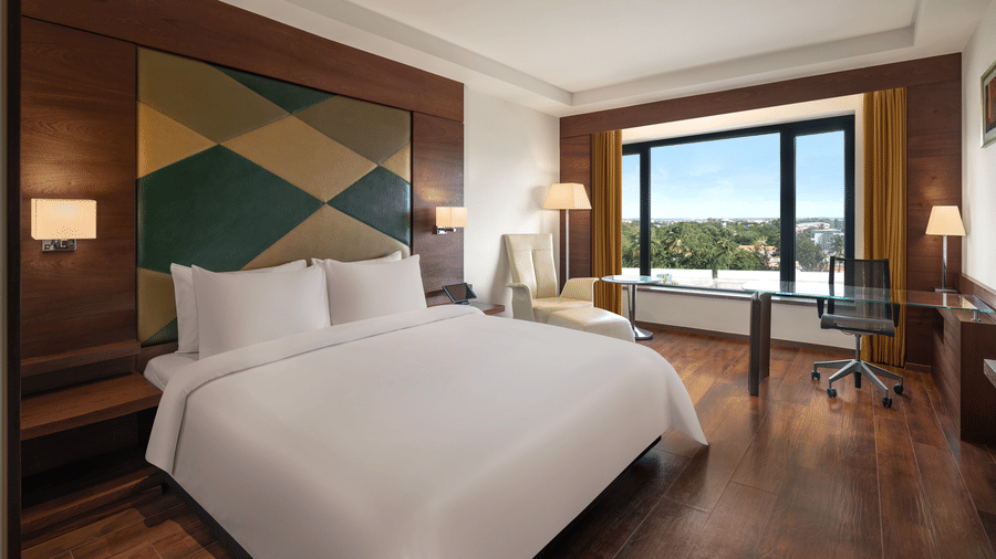 Executive Deluxe Room - King Bedroom (in-out)