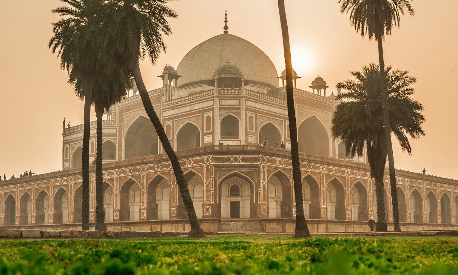 image of the humayun tomb, delhi