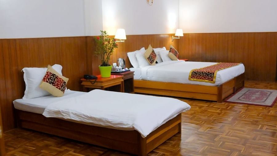 An image of the deluxe room featuring two beds, bed side table, indoor plants and decorative lighting - Sumitel Chiminda, Pelling