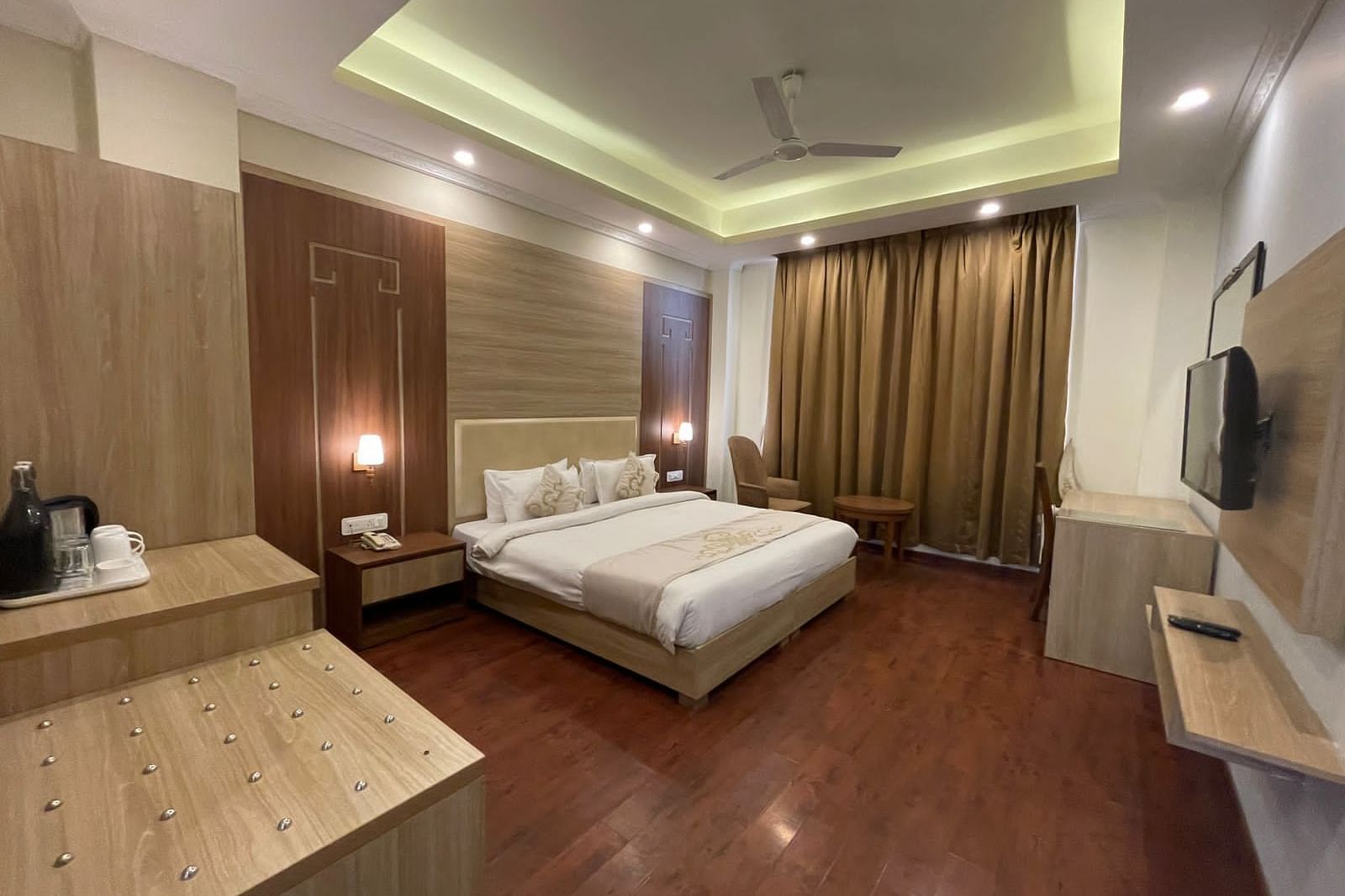 Overview of the Premium Room with a queen bed, tea and coffee maker and a tv wallmounted - Sumitel Gangtok
