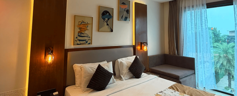 Deluxe Pool Room, Bed facing the pool-view window