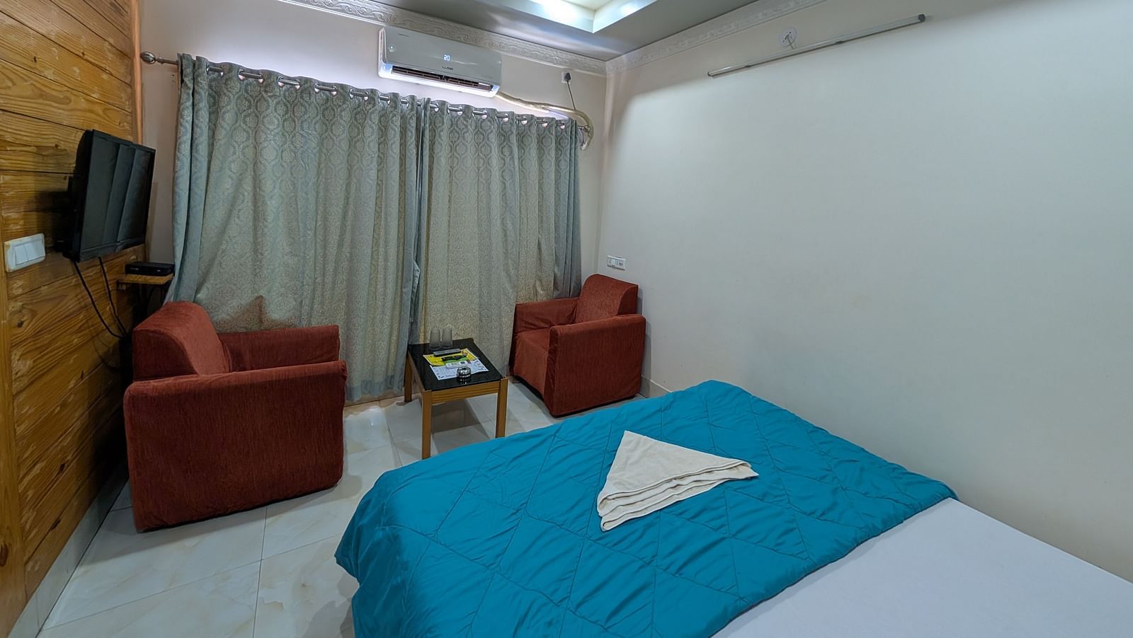 image of the standard room at dip holidays with pastel coloured curtains at the far end of the room